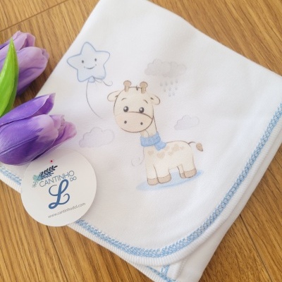 Fralda branca para bebé com desenho de girafa e balão em forma de estrela