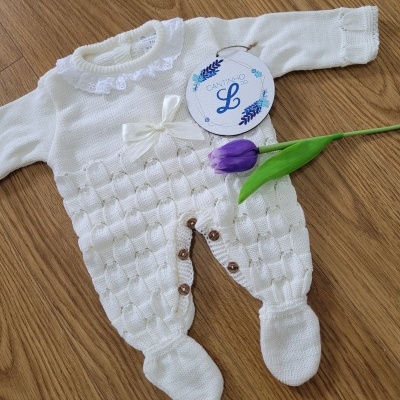 Macacão de bebê branco em malha com babado no colarinho e botões de madeira