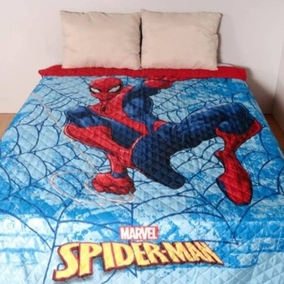 Edredão Spider-Man azul e vermelho em cama de criança com almofadas beige