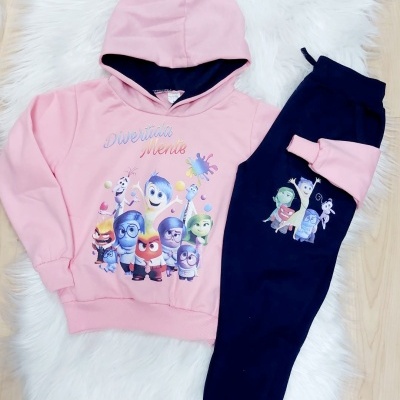 Conjunto de roupa infantil com hoodie rosa claro e calças azul escuras com personagens do filme Divertida Mente