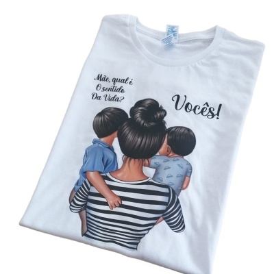 Camiseta branca com estampa de mãe com duas crianças e texto em português.