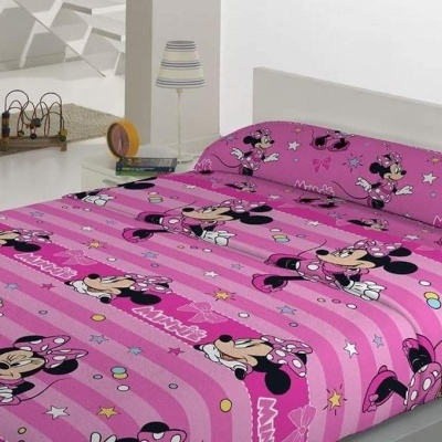 Roupa de cama rosa com estampado de Minnie Mouse em cama de casal num quarto minimalista