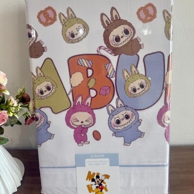 Conjunto de roupa de cama júnior com estampado de personagens e letras coloridas