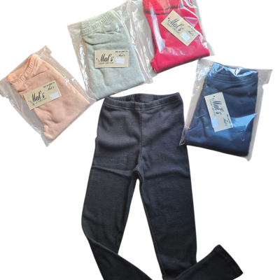 Leggings infantis coloridas embaladas e uma preta fora da embalagem