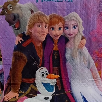 Manta acolchoada com personagens de Frozen II em cores vivas