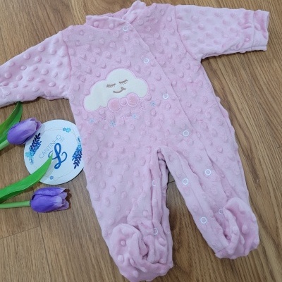 Pijama rosa para bebé com nuvem bordada e textura de bolinhas em relevo
