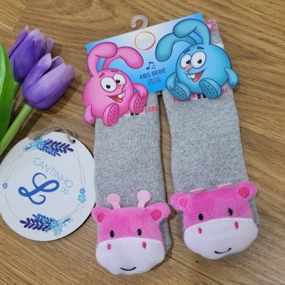 Meias cinzentas para bebé com girafas cor-de-rosa e branco, embalagem com coelhos e etiqueta Cantinho L