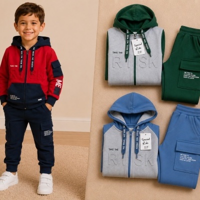 Conjunto infantil de casaco e calças em várias cores dobrados e vestido por criança
