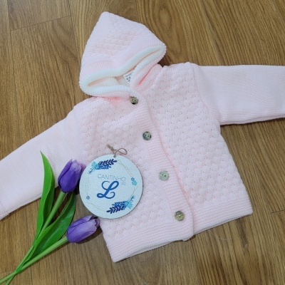 Casaco de bebé rosa claro com capuz e botões, flores tulipa roxas ao lado