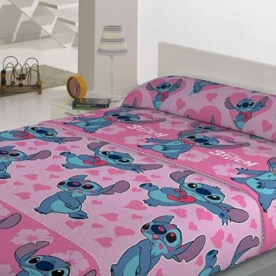 Colcha e fronhas cor-de-rosa com estampado do personagem Stitch azul em cama branca