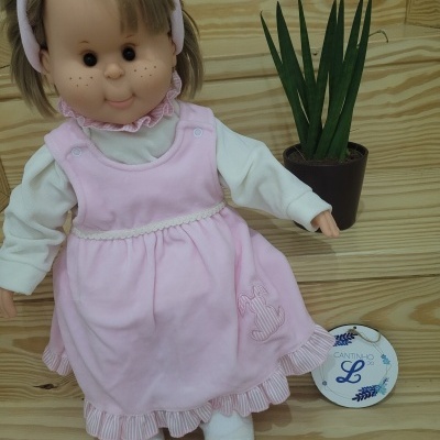 Boneca de pano vestida de rosa e branco com planta e placa CANTINHO L