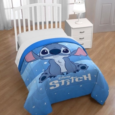 Cama infantil com edredão azul estampado com Stitch da Disney