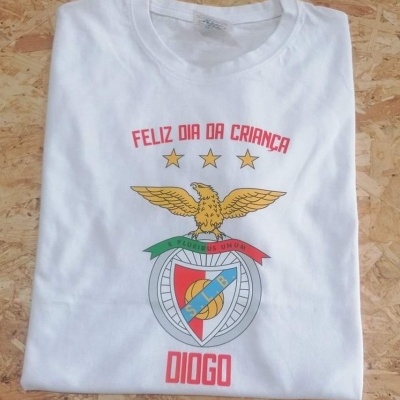 Camisola branca com estampa de águia, escudo colorido e texto em português