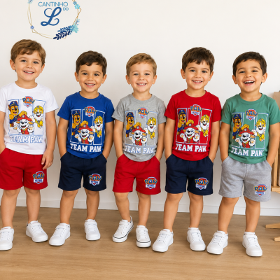 Cinco meninos com roupa infantil temática Paw Patrol em ambiente interior