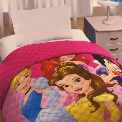 Cobertor infantil com princesas da Disney em cama branca