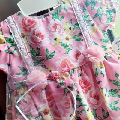 Vestido infantil rosa com flores e renda branca, com tiara branca embalada