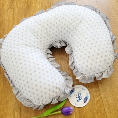 Almofada de amamentação branca com estrelas cinzentas e babados cinzentos