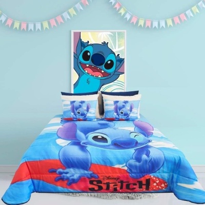 Cama com edredão e almofadas com estampa do Stitch da Disney