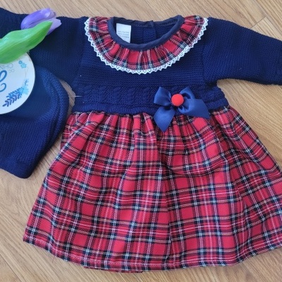 Vestido de bebé azul e vermelho com padrão xadrez e touca azul escura