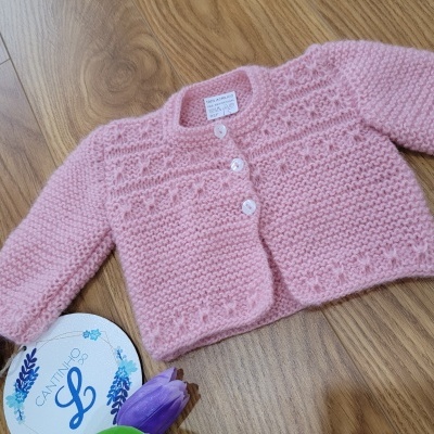 Cardigã de bebé rosa com botões e padrão texturizado