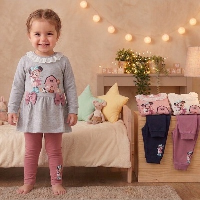 Roupa infantil com túnica cinzenta e leggings rosa com estampa da Minnie Mouse