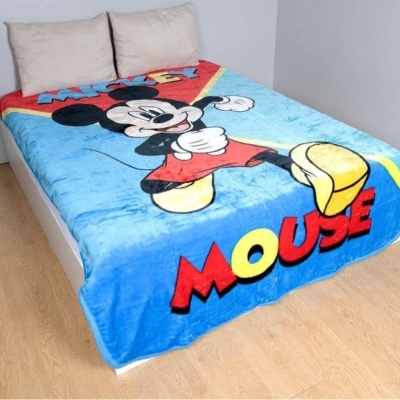 Manta de cama azul com desenho do Mickey Mouse e texto 'MICKEY' e 'MOUSE'