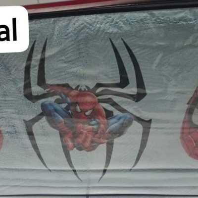 Colcha com desenho do Homem-Aranha em cores azul, vermelho e preto sobre fundo cinza