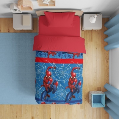 Edredão infantil Homem-Aranha azul e vermelho numa cama individual num quarto com chão de madeira e mobiliário cinzento