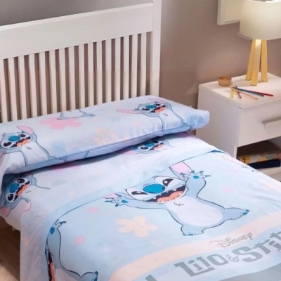 Roupa de cama infantil com padrão dos personagens Stitch e Lilo, azul claro
