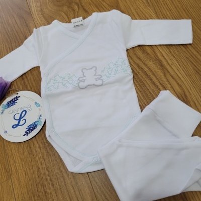 Conjunto de roupa de bebé branca com ursinho e estrelas verdes