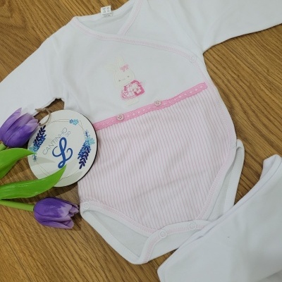 Body de bebé branco e rosa com bordado de coelho e etiqueta com letra L azul