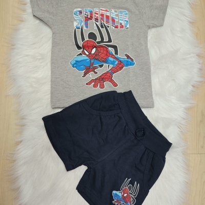 Conjunto de roupa infantil com t-shirt cinzenta e calções azuis escuros com estampa do Spider-Man