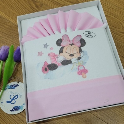 Roupa de bebé branca e rosa com imagem da Minnie a dormir em embalagem