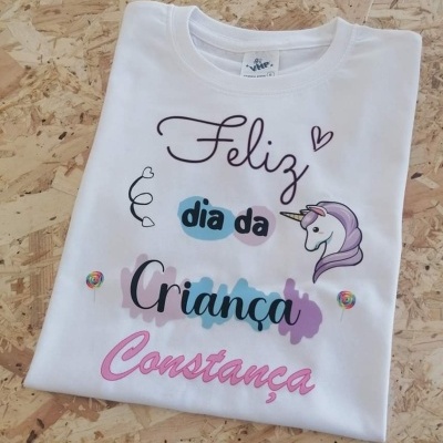 Camisola branca com texto colorido e desenho de unicórnio