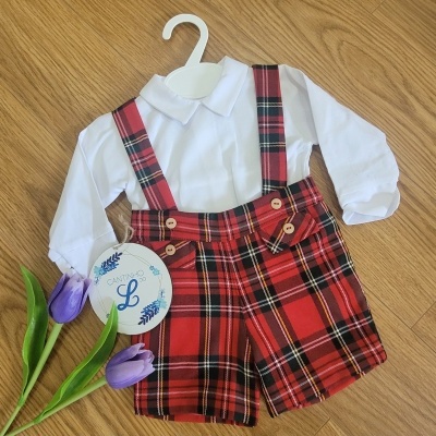 Conjunto infantil com camisa branca e calções xadrez vermelhos com suspensórios
