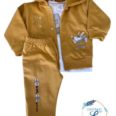 conjunto de roupa de bebé castanho com capuz e desenhos animados