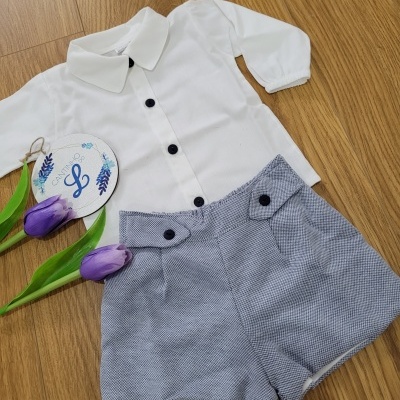 Conjunto infantil camisa branca e calções cinza com botões pretos