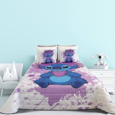 Colcha e fronhas com estampa do Stitch em cama de quarto azul claro