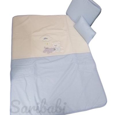 Conjunto de roupa de bebé azul claro e bege com ursinho bordado