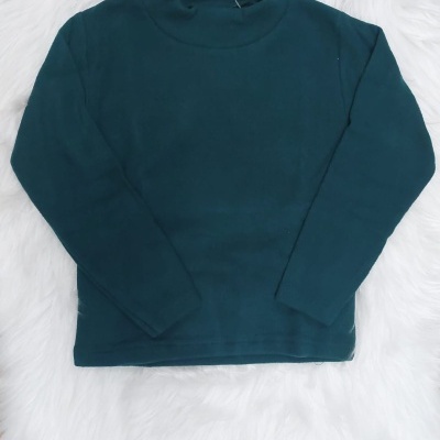 Camisola azul petróleo de manga comprida com gola alta sobre fundo branco felpudo