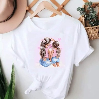 T-shirt branca com estampado de mulher e criança de costas, com tons rosa e jeans curtos.