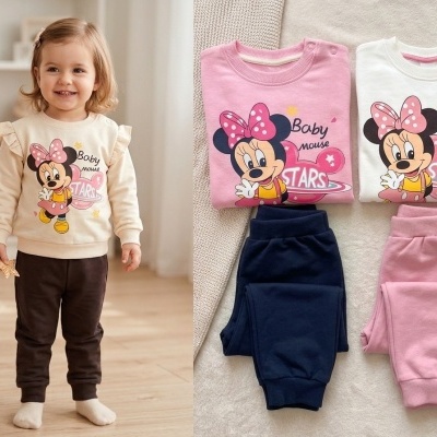 Conjunto infantil com camisola de manga comprida com estampa Minnie Mouse e calças confortáveis.