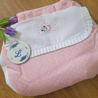 Manta para bebé rosa com bordado de ursinhos e etiqueta CANTINHO L