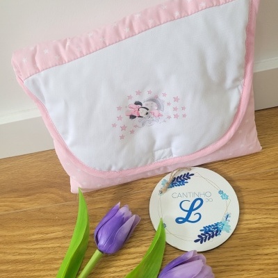 Clutch infantil rosa e branca com estampa de criança e estrelas e flores tulipas roxas