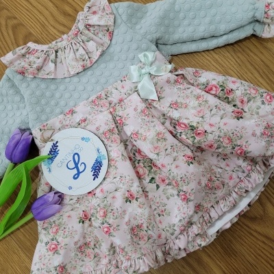 vestido de bebê azul claro com saia floral rosa e laço azul