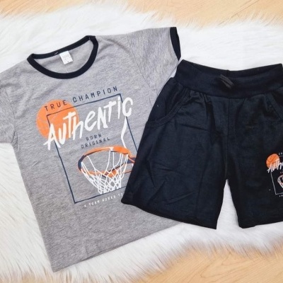 Conjunto infantil cinzento e preto com estampa de basquete e frases em inglês.