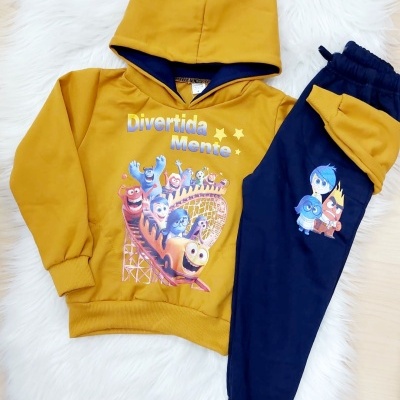 Conjunto infantil com hoodie amarelo e calças azuis com estampas do filme 