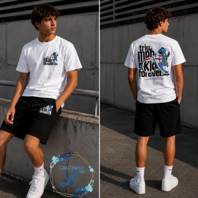 Jovem veste conjunto branco e preto com estampas de ténis e textos, em ambiente urbano com parede cinza