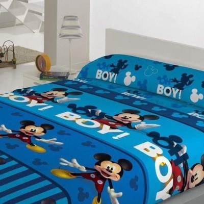 Roupa de cama infantil azul com estampado do Mickey Mouse e texto 'BOY!'.