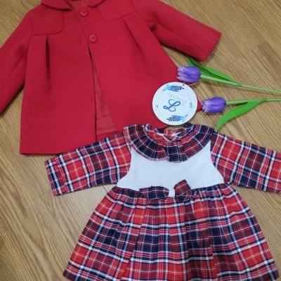 Casaco vermelho e vestido xadrez para menina com tulipas roxas